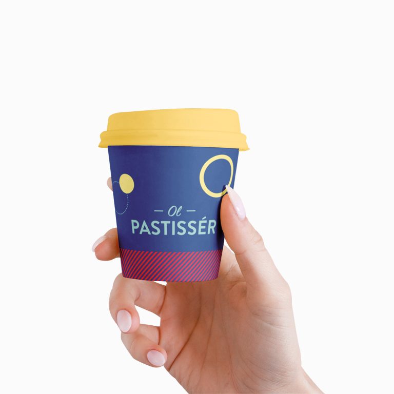 Bicchieri di carta e plastica